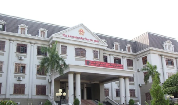 5 cựu cán bộ bị truy tố vì đã bỏ qua, không xử lý hình sự ba đối tượng buôn lậu xe từ Campuchia về Việt Nam
